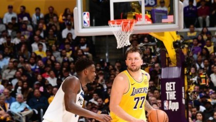 开云登录-扳平比分！湖人借防守大战破狼，三巨头发威不好惹