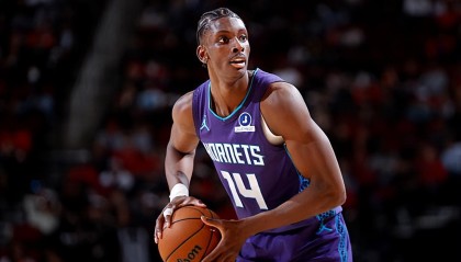 开云服务-攻防两端都打爆了火箭内线！昔日快船弃将在黄蜂真是越打越好了？