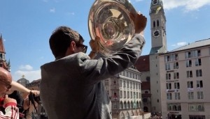 开云入口-穆勒在夺冠庆典中接受球迷欢呼！拜仁社媒：传奇！